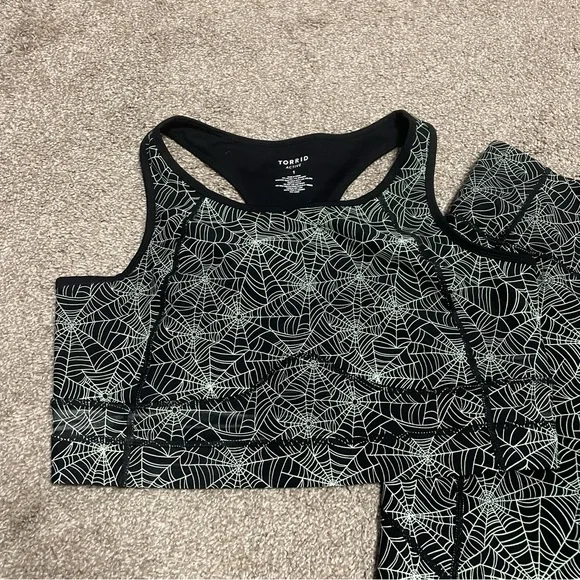 Women’s Torrid Active Spider Web Bra and Legging Set Size 1/1X - Picture 2 of 6
